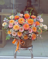 Giỏ hoa tông cam tặng ngày phụ nữ
