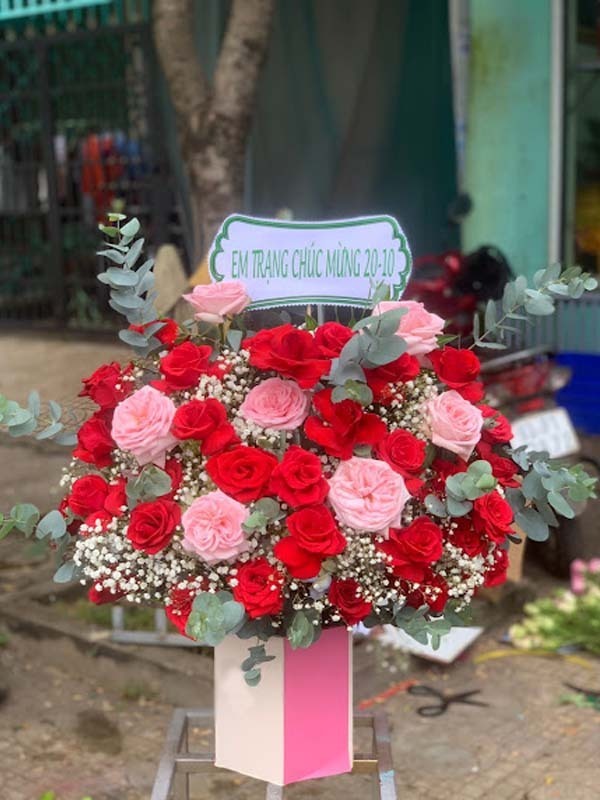 Giỏ hoa tông đỏ tặng ngày 20.10 - Hoa Ngày Phụ Nữ 