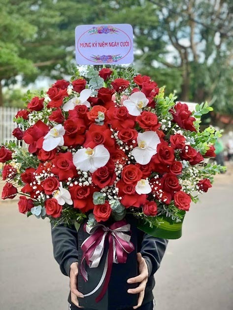 Hoa mừng kỷ niệm ngày cưới - bó hoa sinh nhật khổng lồ