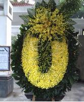 Hoa viếng lan vàng truyền thống 